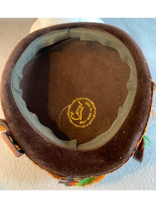 Vintage Carol Italy Brown Feather-Trimmed Velvet Hat Size 22 Unique Buckle Accen main image 10